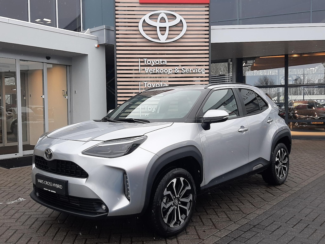 Toyota Yaris Cross - 1.5 Hybrid 115 First Edition KEYLESS LM-VELGEN APPLE/ANDROID STOEL/STUURVERW DRAADLOOS-LAD - AutoWereld.nl