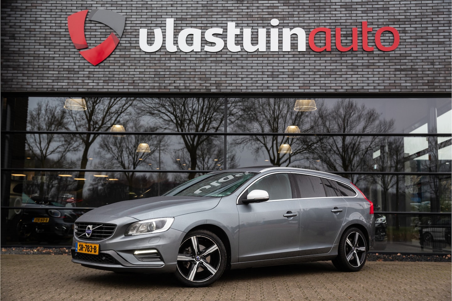 Volvo V60 - 2.0 T4 Business Sport / Rdesign , Panoramadak, Trekhaak, - AutoWereld.nl