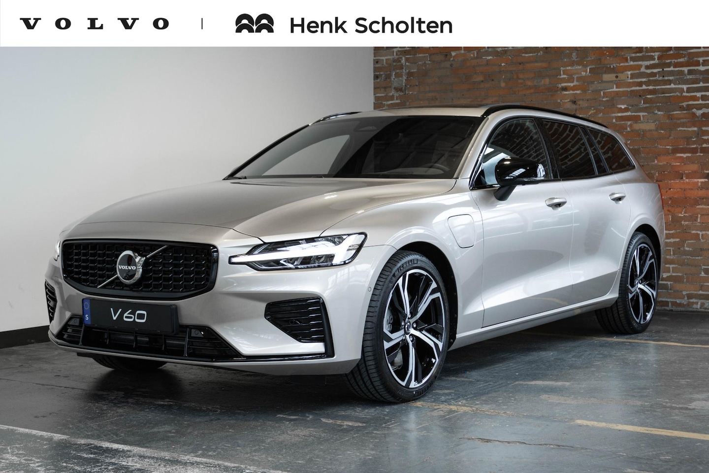 Volvo V60 - 2.0 T6 Plug-in hybrid AWD Plus Dark | Direct Leverbaar | Head-Up Display | 360º Camera | 1 - AutoWereld.nl