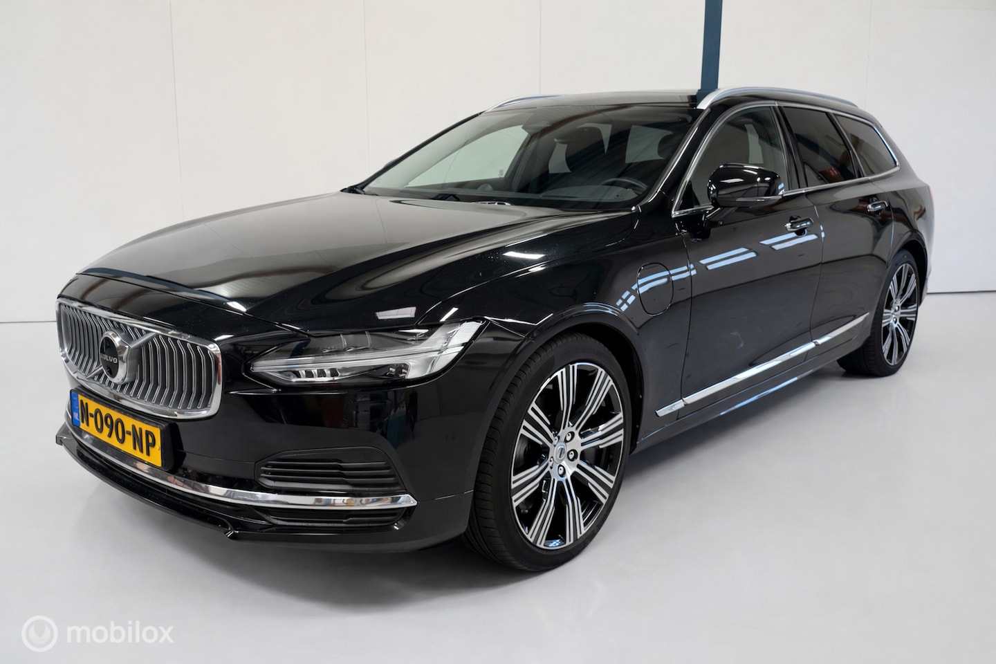 Volvo V90 - 2.0 T8 AWD Inscription Exclusive 1E EGENAAR / BTW - AutoWereld.nl