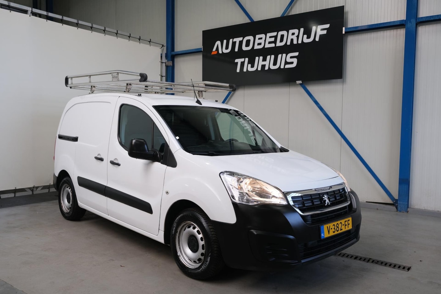 Peugeot Partner - 120 1.6 BlueHDi 75 L1 Première - N.A.P. Airco, Cruise, Trekhaak, Imperial - AutoWereld.nl