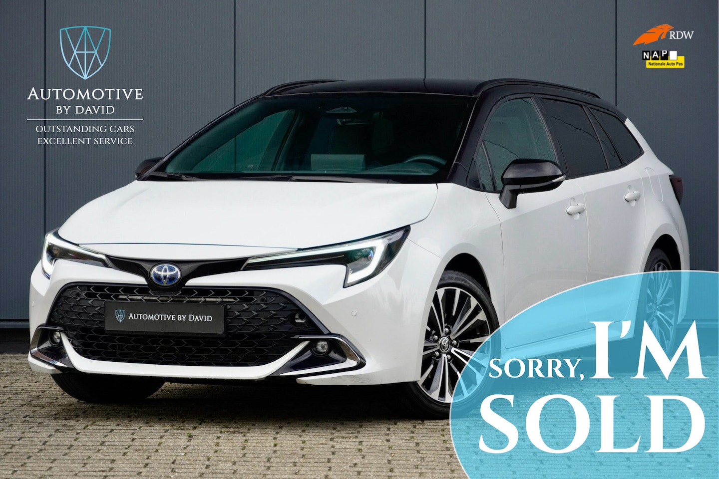 Toyota Corolla Touring Sports - 140 pk HYBRID BUSINESS PLUS AUTOMAAT / TS BLACK AND WHITE / FABRIEKSGARANTIE / APPLE CARPL - AutoWereld.nl