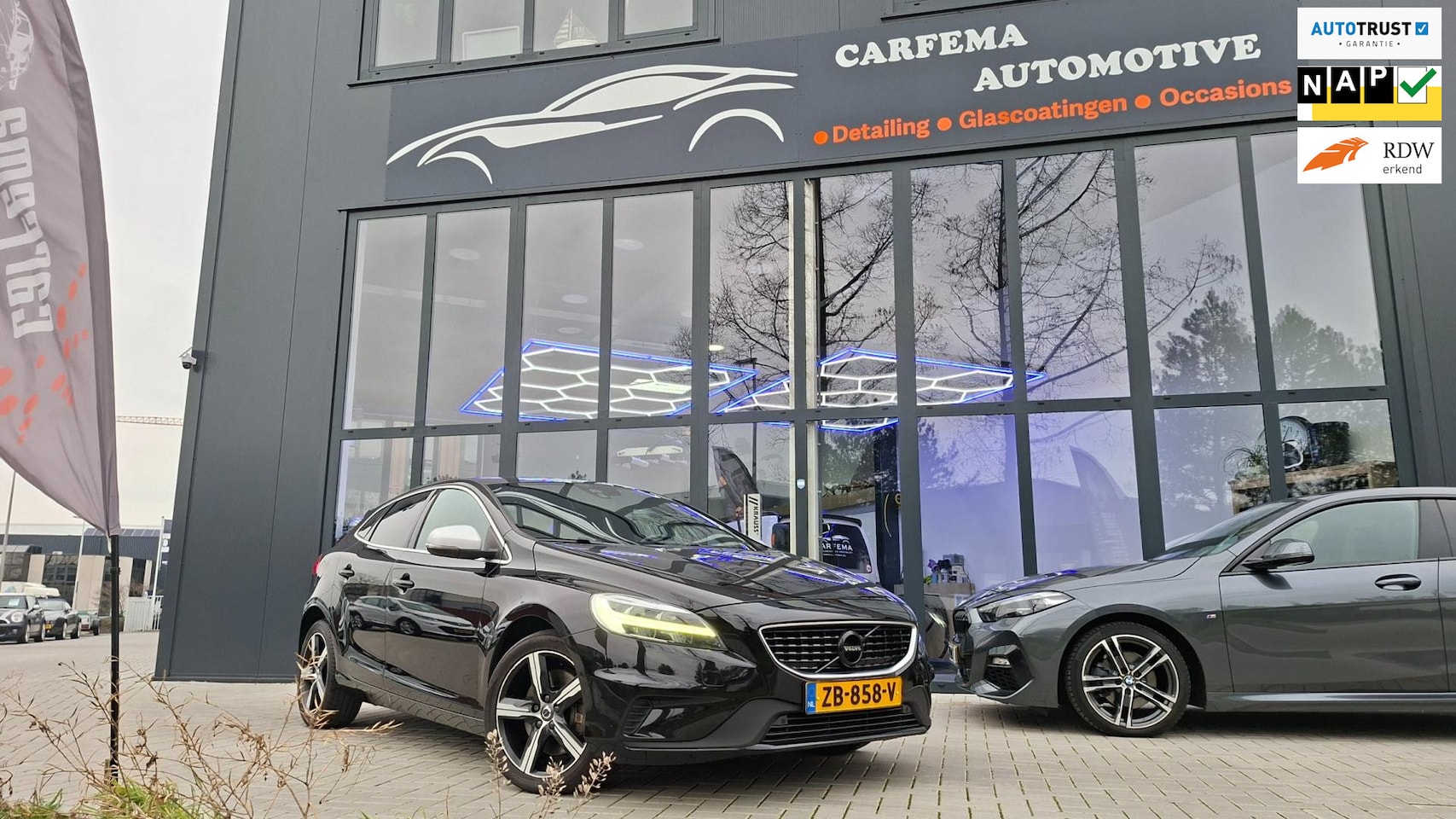 Volvo V40 - 1.5 T3 Polar+ Sport, BTW, Black on Black, Full Panodak, Full Option - AutoWereld.nl