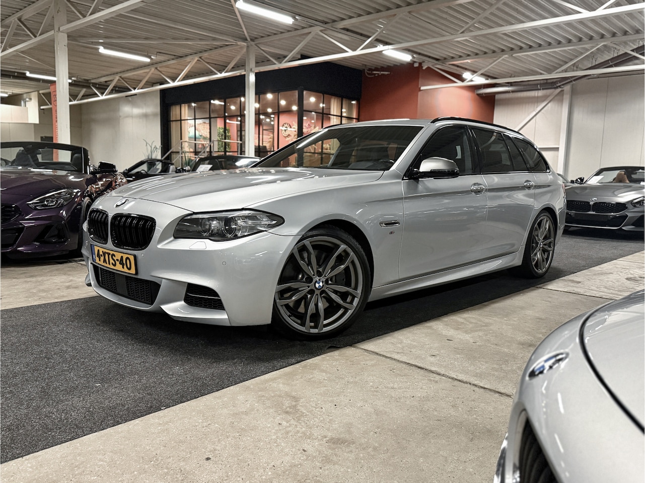 BMW 5-serie Touring - M550d xDrive High Exe. l Head-Up l Elek. trekhaak l Comfortstoelen l Harman/Kardon l Expor - AutoWereld.nl