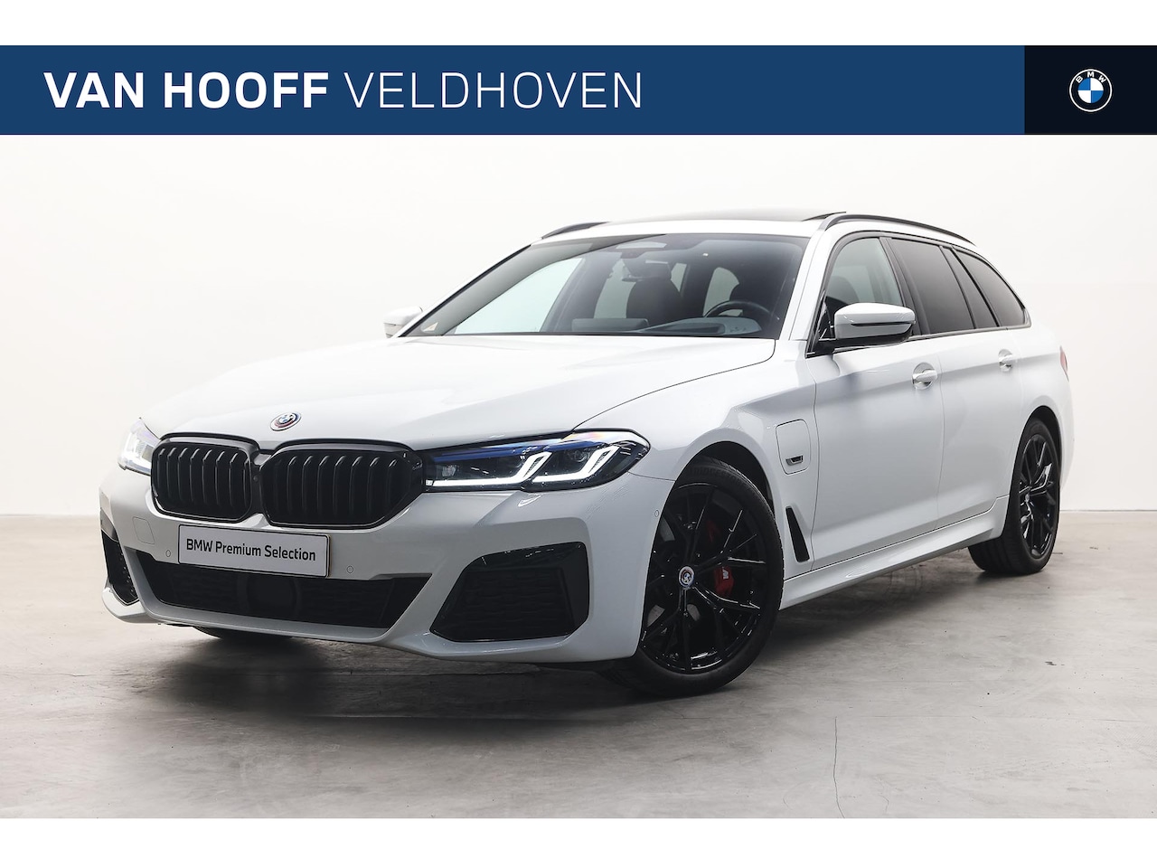 BMW 5-serie Touring - 530e High Executive M Sport Automaat / Panoramadak / Trekhaak / Sportstoelen / Laserlight - AutoWereld.nl