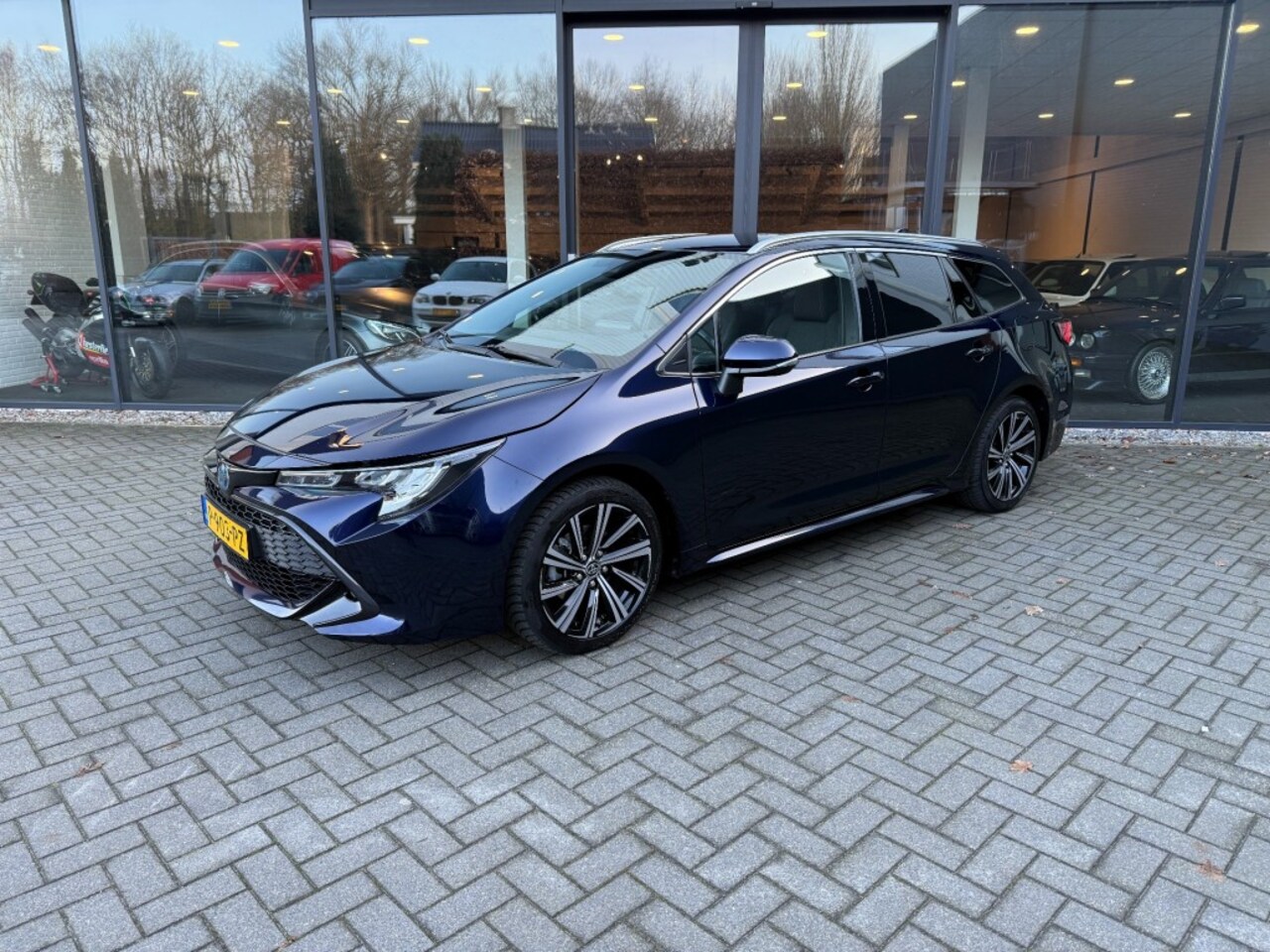 Toyota Corolla Touring Sports - 1.8 Hybrid Business Touring Sports 1.8 Hybrid Business+,Half Leer,LED,Stoelverw,Camera,Adapt Cruise,Navi,Carpl - AutoWereld.nl
