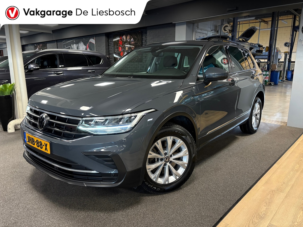 Volkswagen Tiguan - 1.4 TSI eHybrid comfort Business / navi / camera / carplay / boeken - AutoWereld.nl