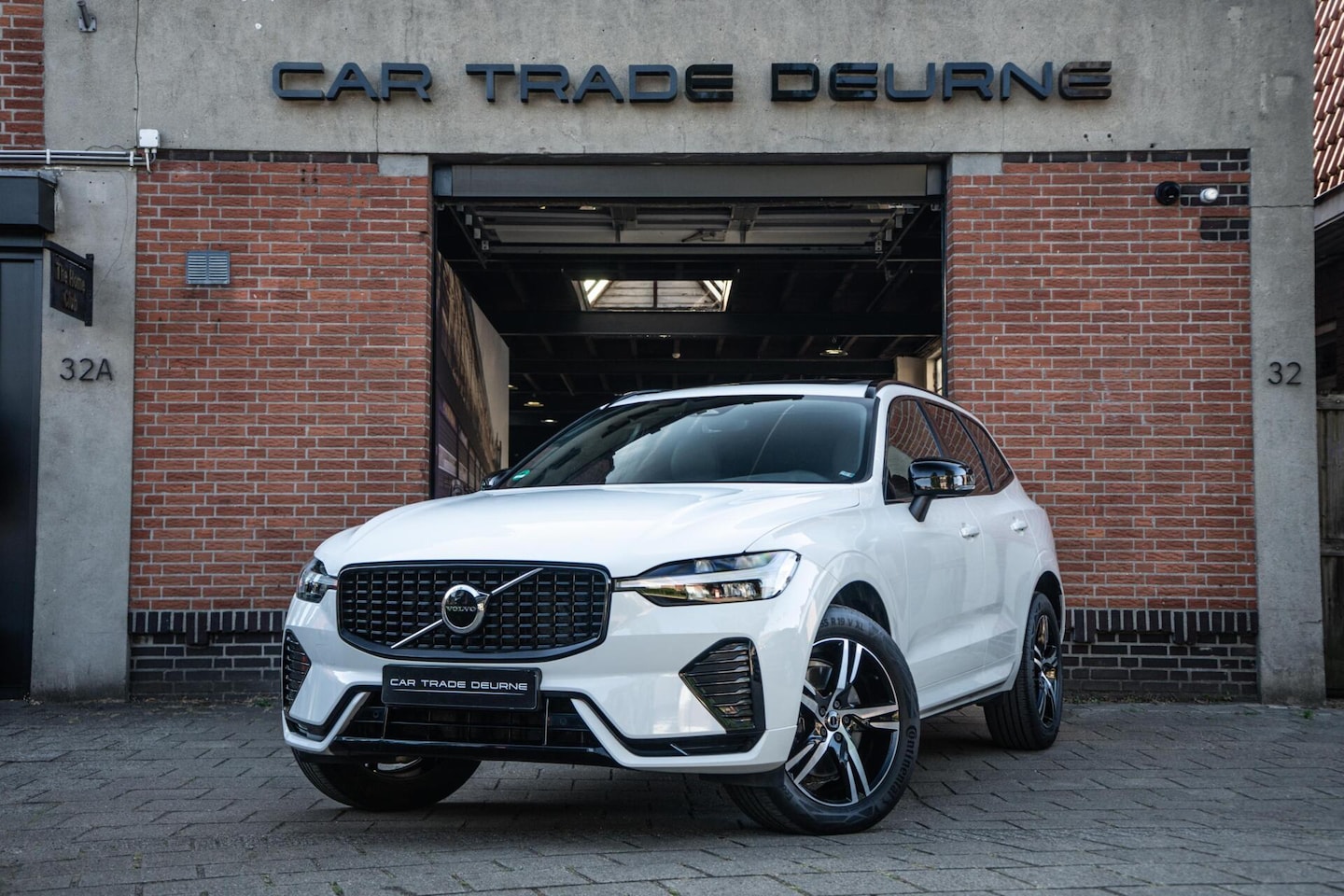 Volvo XC60 - 2.0 B4 R-Design Pano / Camera / Memory - AutoWereld.nl