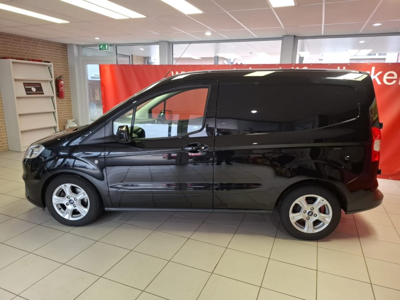 Ford Transit Courier - 1.0 Limited EcoBoost, Milieu zone vrij, Navigatie, LM velgen - AutoWereld.nl