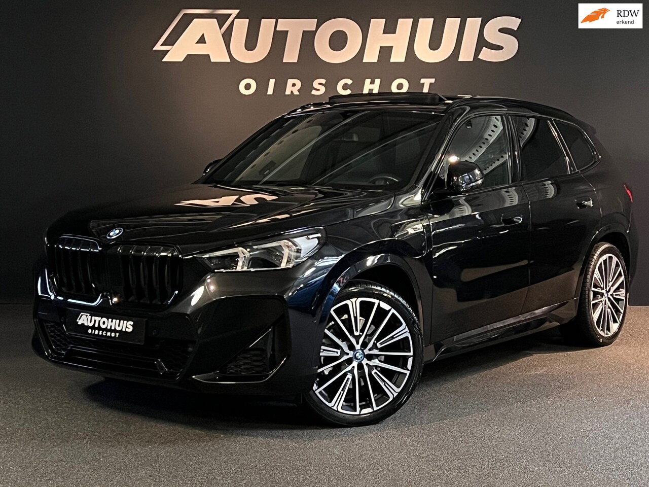 BMW X1 - XDrive30e High Executive Edition M Pano/Memory stoelen/Massage/20"/360 Camera/Trekhaak/Hea - AutoWereld.nl