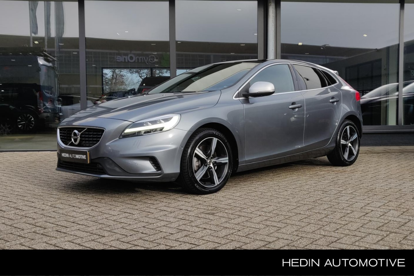 Volvo V40 - T3 Automaat R-Design | Panorama dak | Stoelverwarming | Trekhaak | Dealeronderhouden | LED - AutoWereld.nl