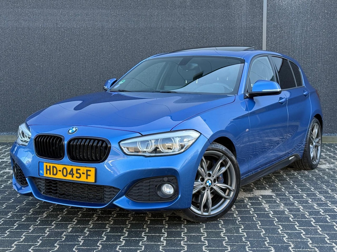 BMW 1-serie - 118i M-Pakket Estoril Blue Orig. NL DAK|XENON|HARMAN|KARDON - AutoWereld.nl