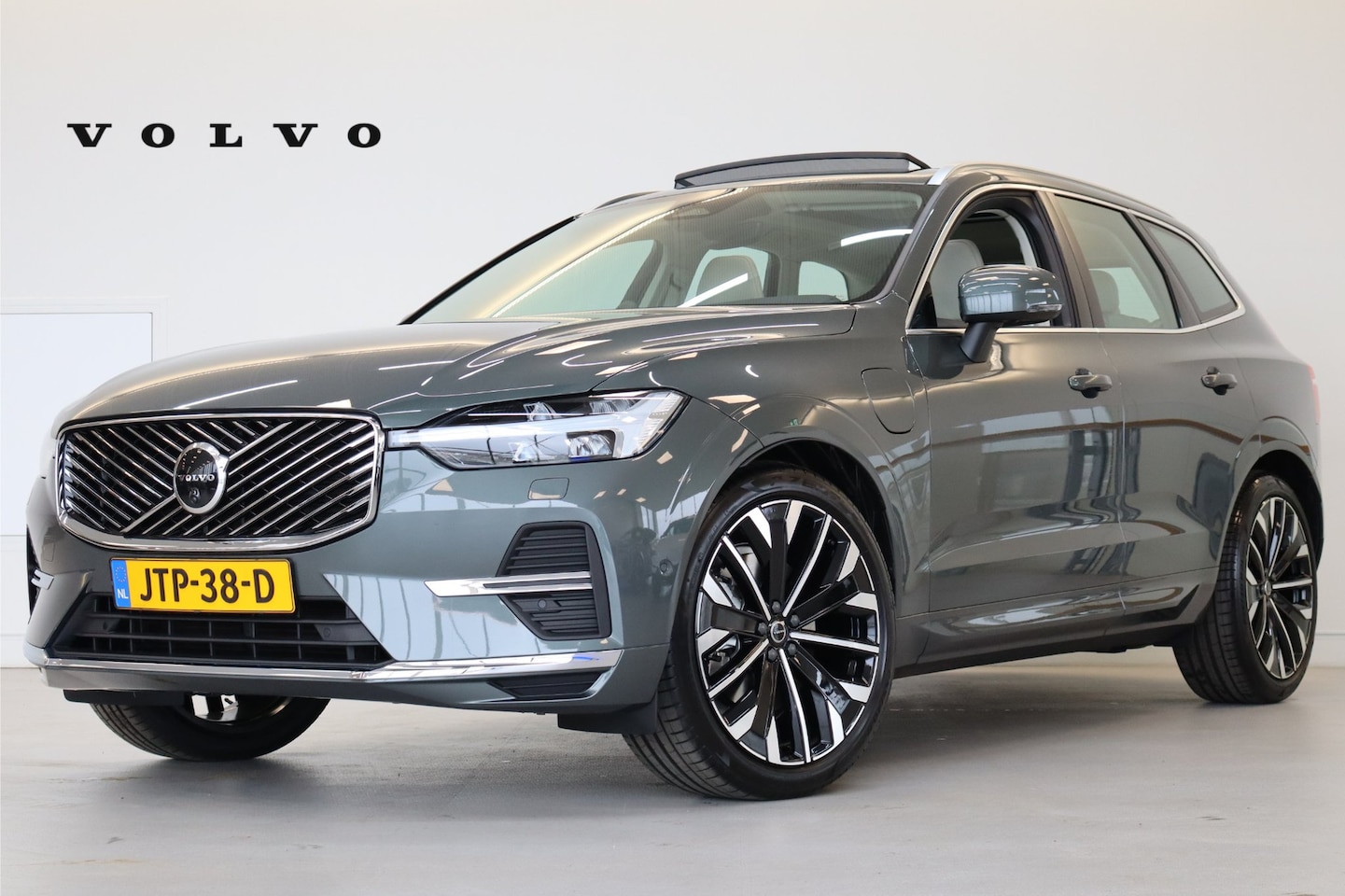 Volvo XC60 - T6 350PK Ultra Bright Trekhaak | Luchtvering | B&W Audio | Massage | 21'' - AutoWereld.nl