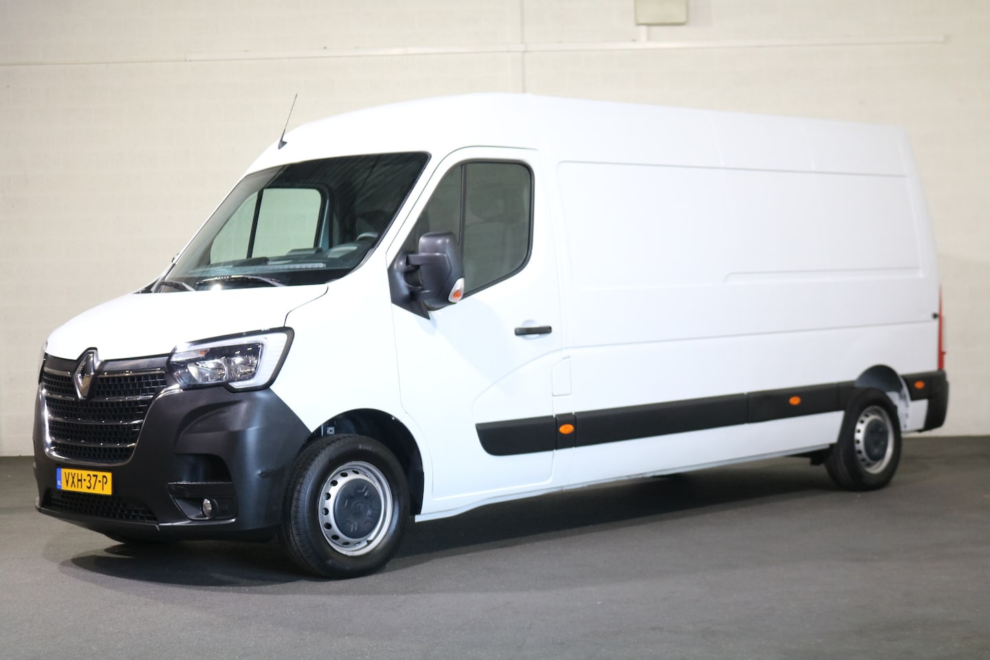 Renault Master - T35 2.3 dCi 135pk L3 H2 Work Edition - AutoWereld.nl