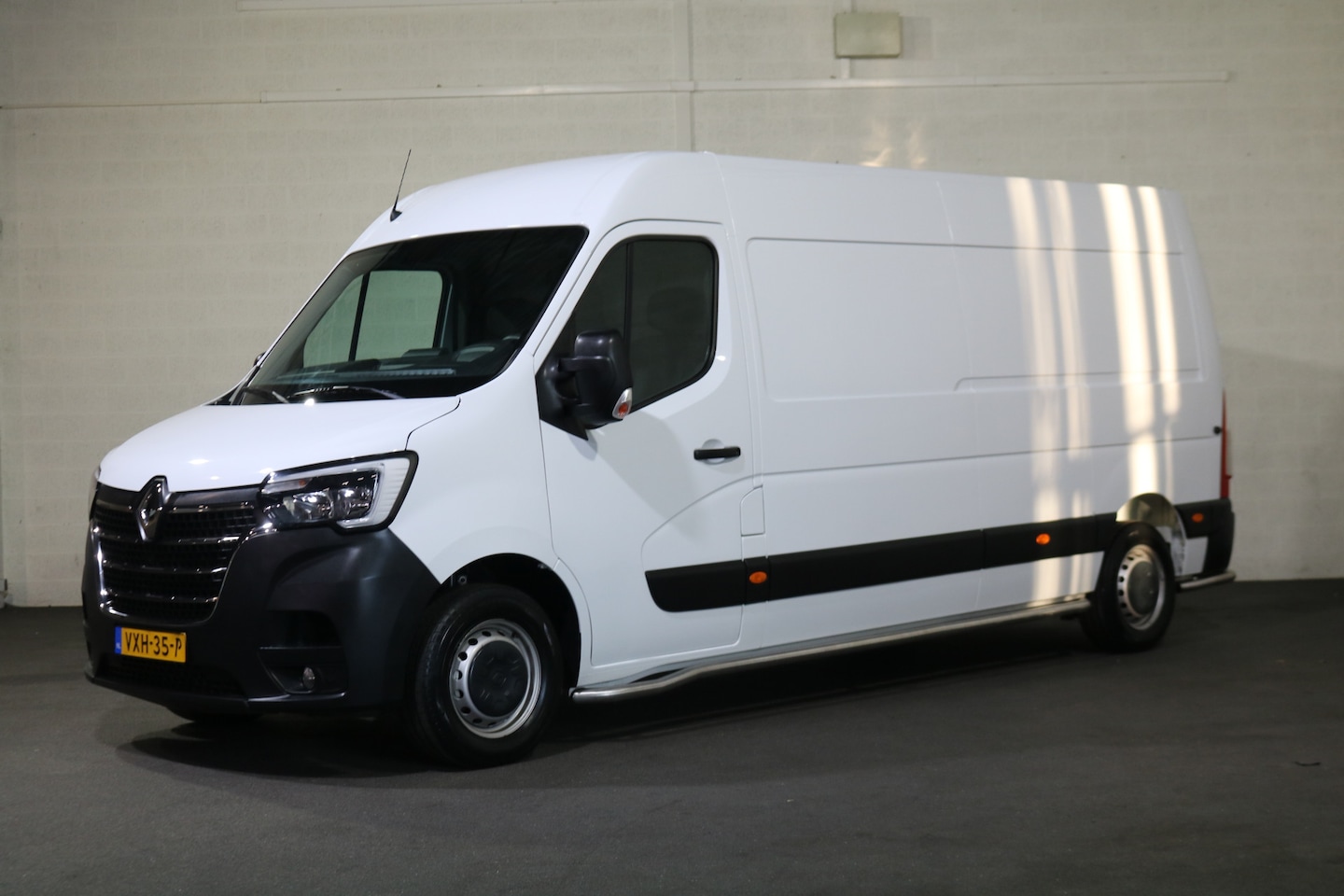 Renault Master - T35 2.3 dCi 135pk L3 H2 Work Edition - AutoWereld.nl