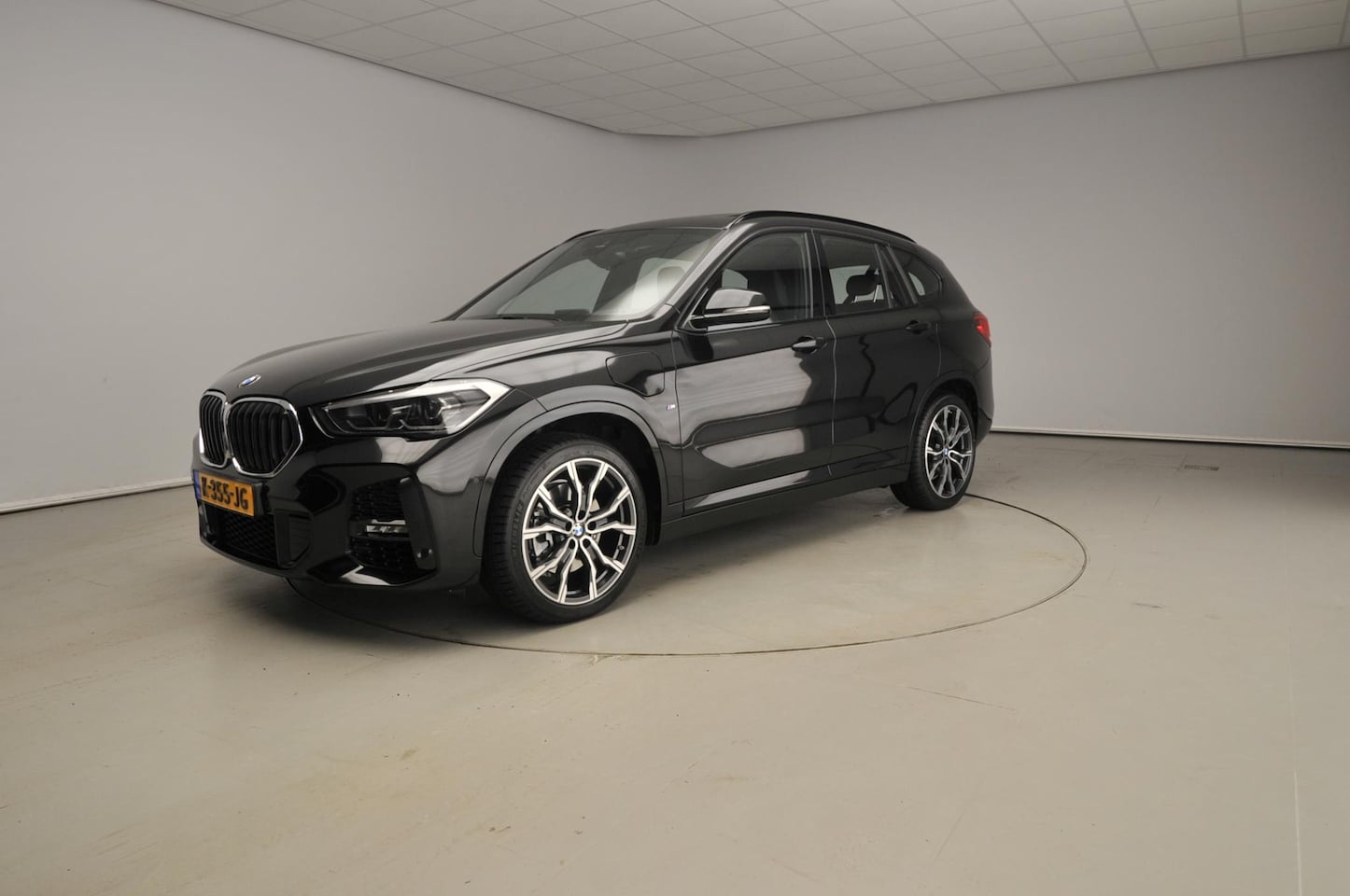 BMW X1 - xDrive25e | M-Sportpakket | LED | Leder | HUD | Active cruise | Trekhaak | Schuifdak | Spo - AutoWereld.nl