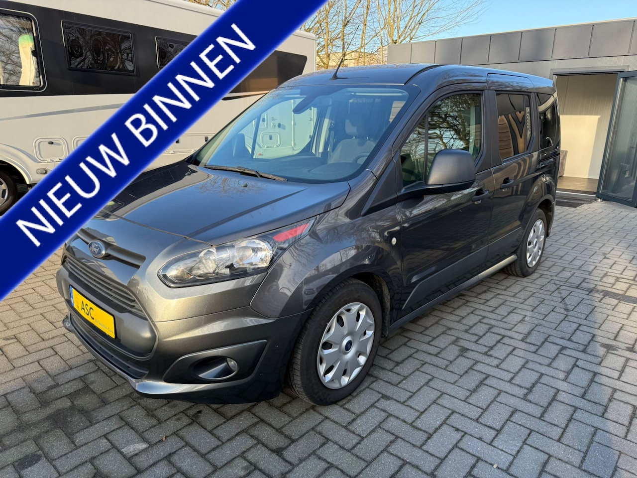 Ford Tourneo Connect - Rolstoelauto 3+1 - Bodemverlaging + Lier - Navigatie/Camera - 1e Eigenaar - Volledig Onder - AutoWereld.nl