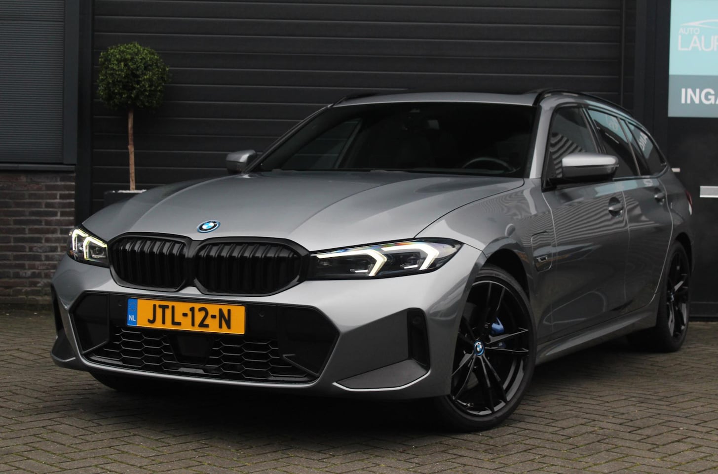 BMW 3-serie Touring - 330e xDrive M-Sport Pro | Panoramadak | M Schaalstoelen | H+K | HUD | Adaptieve cruise Con - AutoWereld.nl