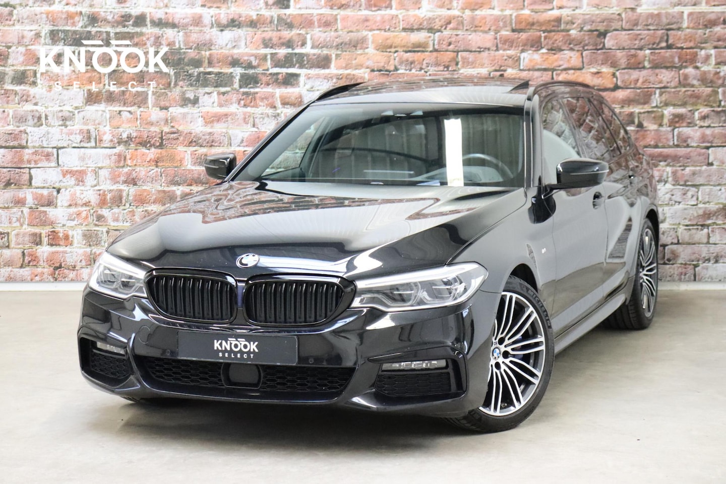 BMW 5-serie Touring - 530i High Executive M Sport Pakket Automaat / Navigatie Professional / Panoramadak / Activ - AutoWereld.nl
