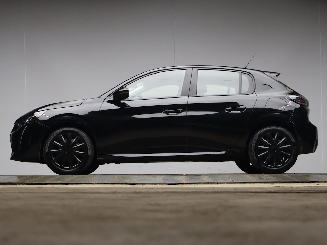 Peugeot 208 - 1.2 PureTech Active Black Edition Sport (APPLE CARPLAY,NAVI,CRUISE,LED,ELEKTRISCH PAKKET,S - AutoWereld.nl