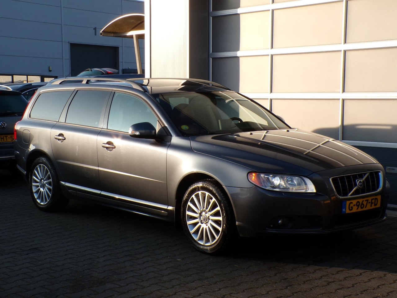 Volvo V70 - 2.4 D5 Kinetic|Dakje|Xenon|Leder|Memory|PDC|Clima - AutoWereld.nl
