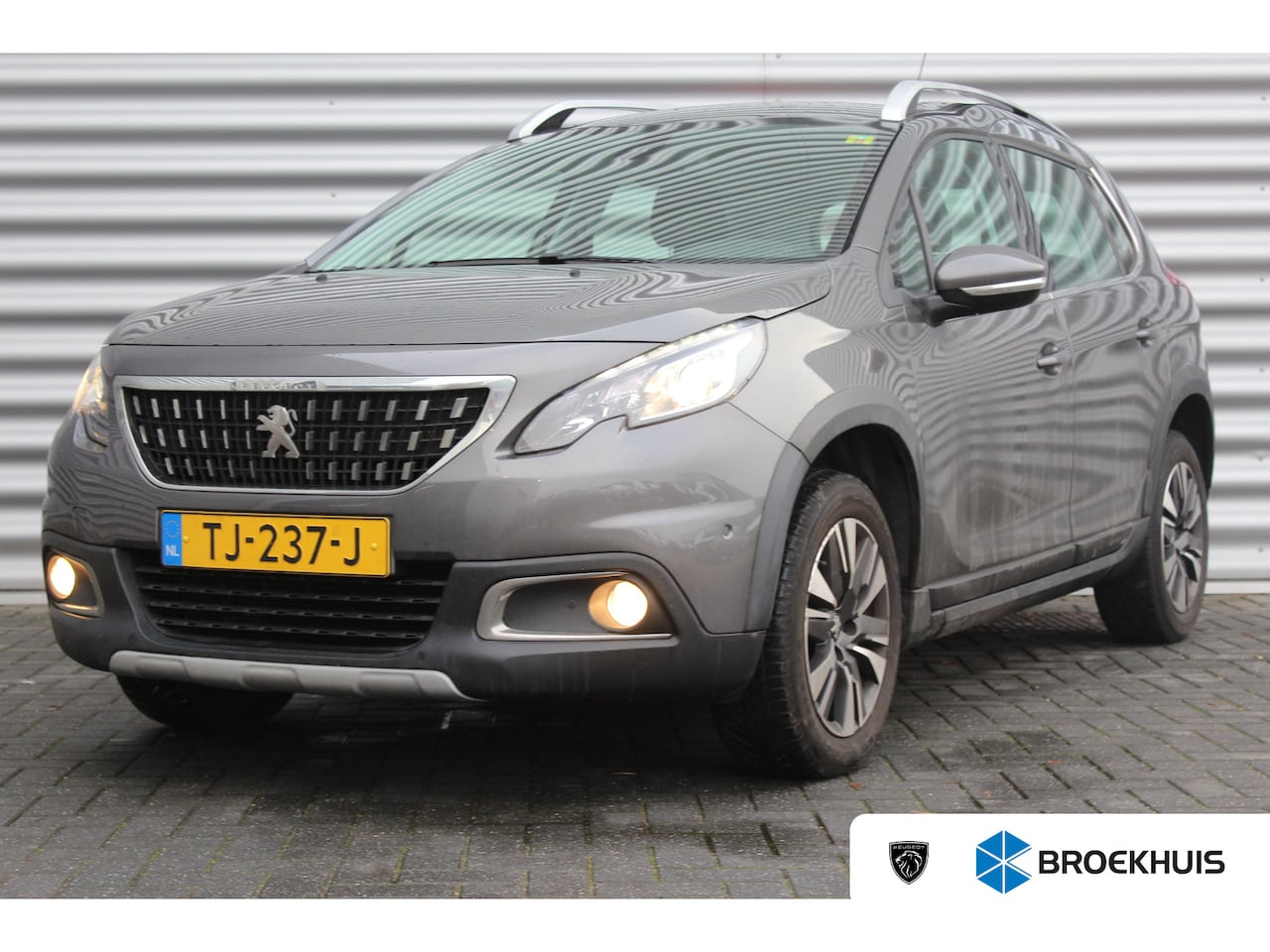 Peugeot 2008 - 1.2 PURETECH 110PK ALLURE / NAVI / CLIMA / LED / PDC / 17" LMV / CAMERA / BLUETOOTH / CRUI - AutoWereld.nl