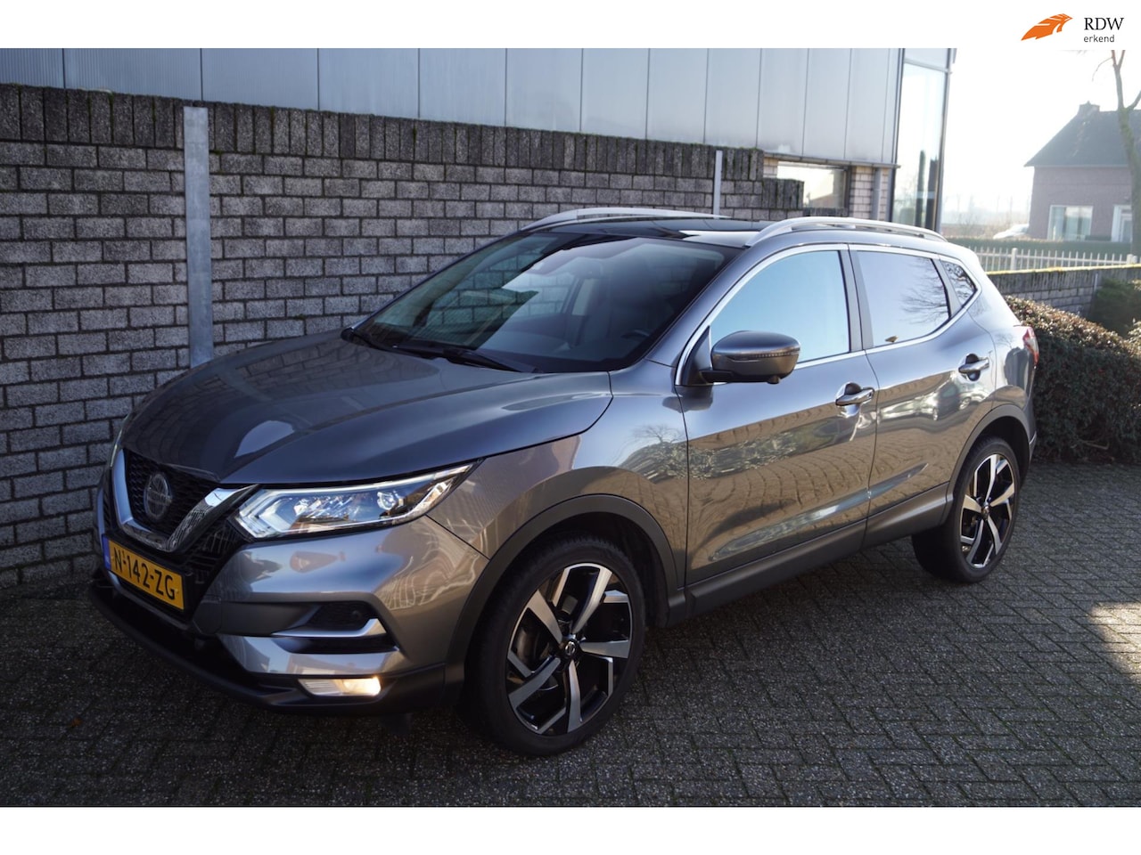 Nissan Qashqai - 1.3 DIG-T Premium Edition Autom Panodak Leder Sportst Stoelverw Navi Camera Apple Carplay - AutoWereld.nl