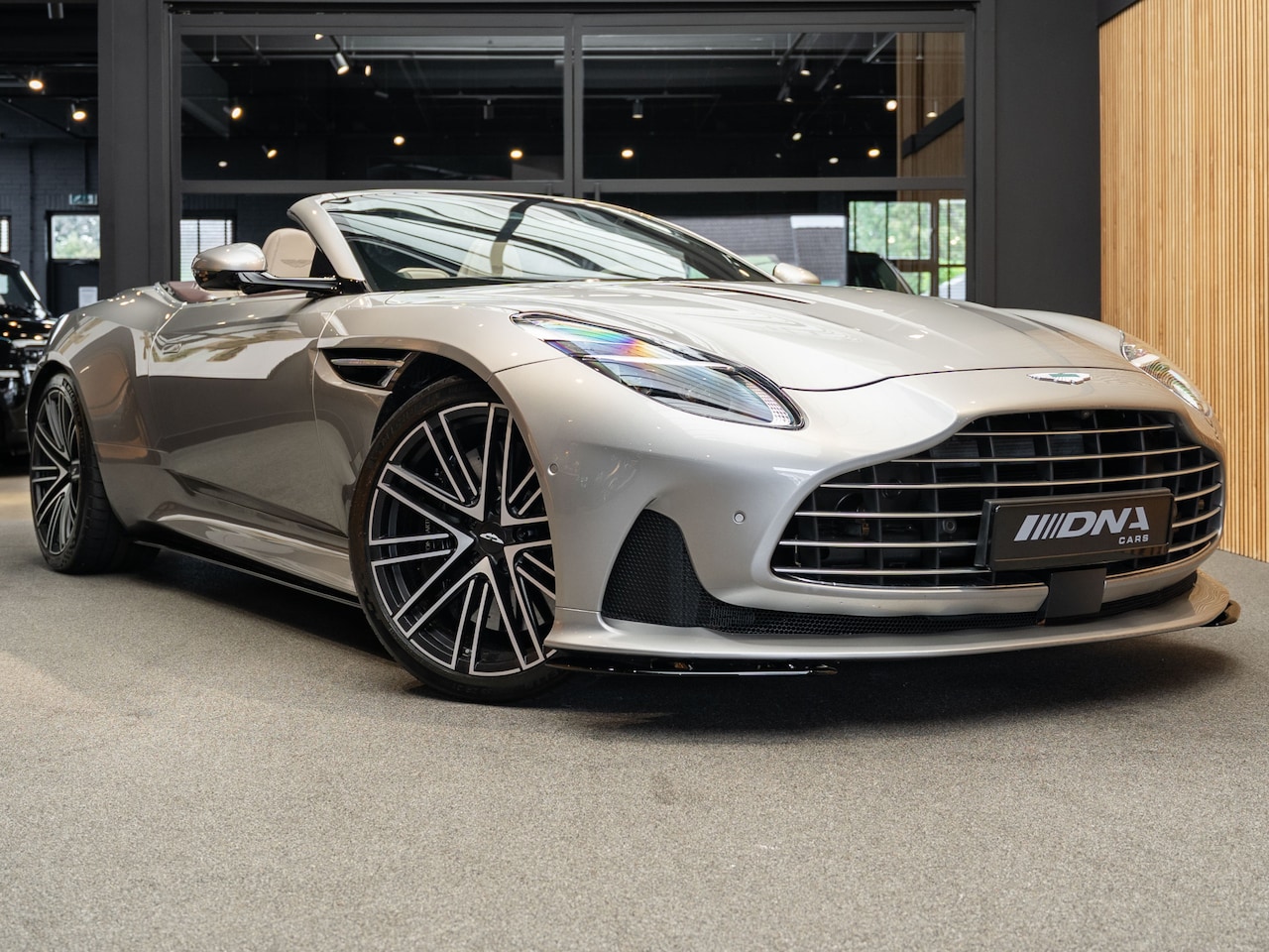 Aston Martin DB12 Volante - Keramisch 4.0 V8 Browers&Wilkes Full PPF - AutoWereld.nl