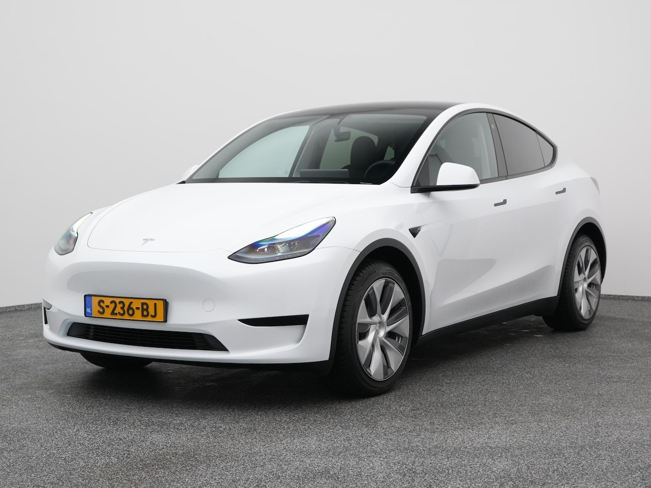 Tesla Model Y - RWD 58 kWh | PANO | CAMERA | AUTOPILOT | KEYLESS | STOELVERWARMING - AutoWereld.nl
