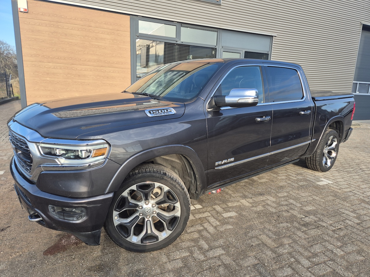 Dodge Ram 1500 - 5.7 V8 4x4 Crew Cab Limited MARGE KOPPAKKING DEFECT luchtvering groot navi 3500kg trekhaak - AutoWereld.nl