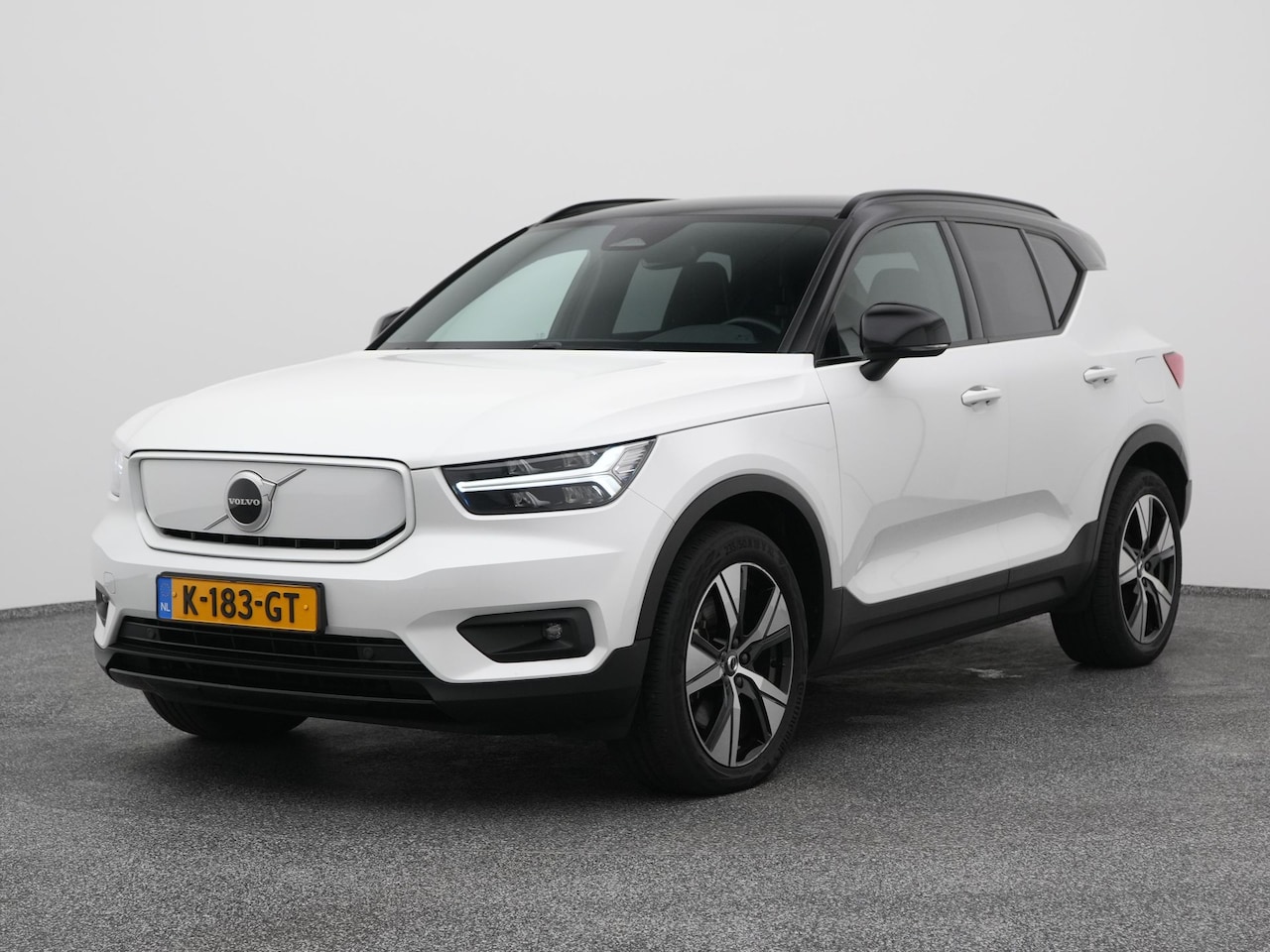 Volvo XC40 - Recharge P8 AWD R-Design | ADAPTIVE | KEYLESS | STOEL- EN STUURVERW. - AutoWereld.nl