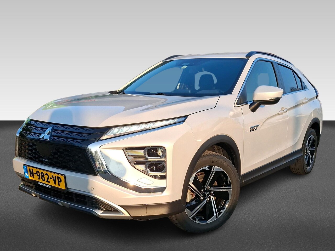 Mitsubishi Eclipse Cross - 2.4 PHEV Intense+ Originele NL auto ! Trekhaak - AutoWereld.nl