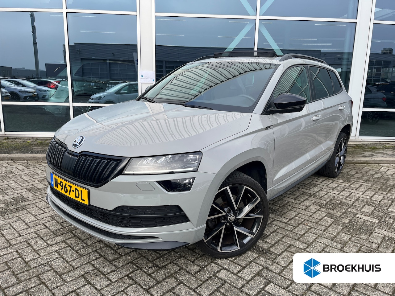 Skoda Karoq - 1.5 TSI ACT Sportline Business 150pk DSG/AUTO | Achteruitrijcamera | Trekhaak | Navigatie - AutoWereld.nl