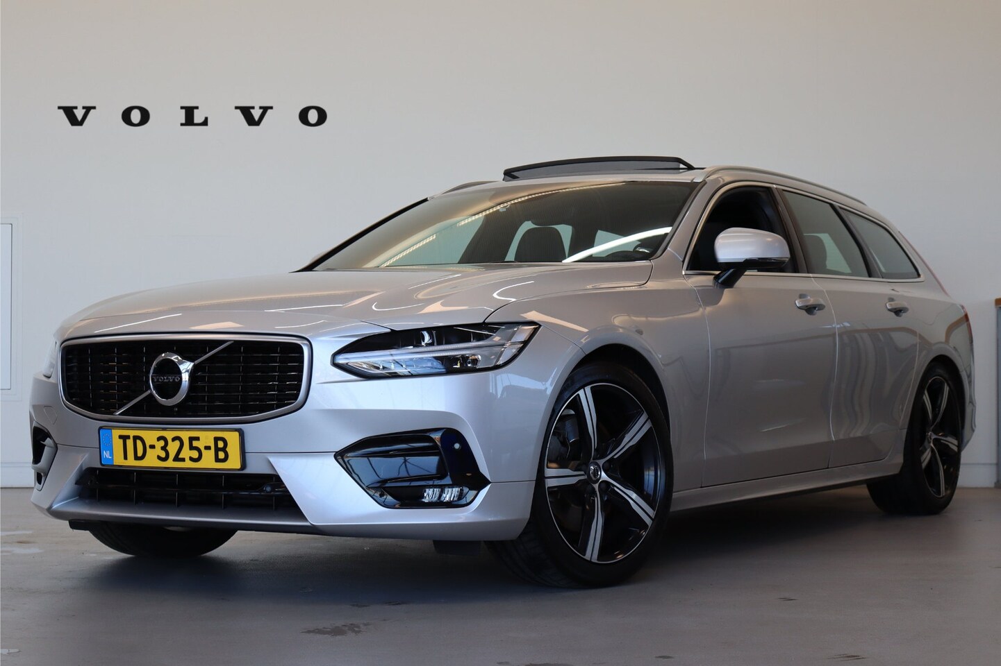 Volvo V90 - T4 190PK Business Sport | Panoramadak | HK Audio | Trekhaak | Geheugen | Head-up - AutoWereld.nl