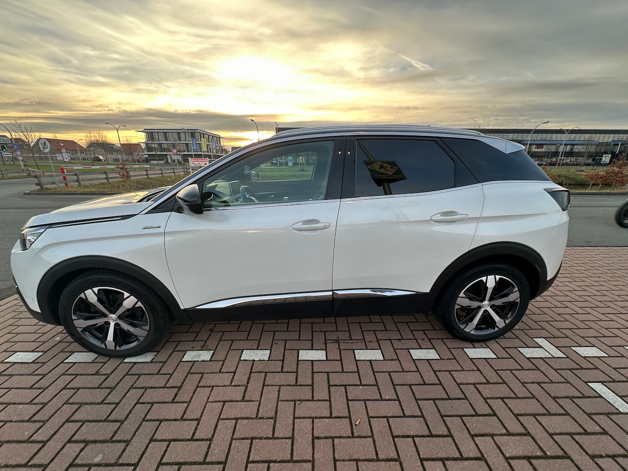 Peugeot 3008 - 1.2 PureTech GT Line APK tot 13-12-2027, distributieriem vervangen in 2025, trekhaak, 4 seizoenenbanden, voorba - AutoWereld.nl