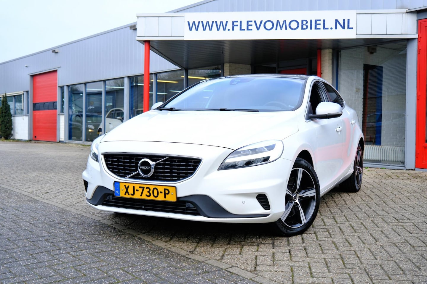 Volvo V40 - 1.5 T3 Polar+ Sport Aut. Pano|Leder-Alcant|Cam|Navi|LMV - AutoWereld.nl