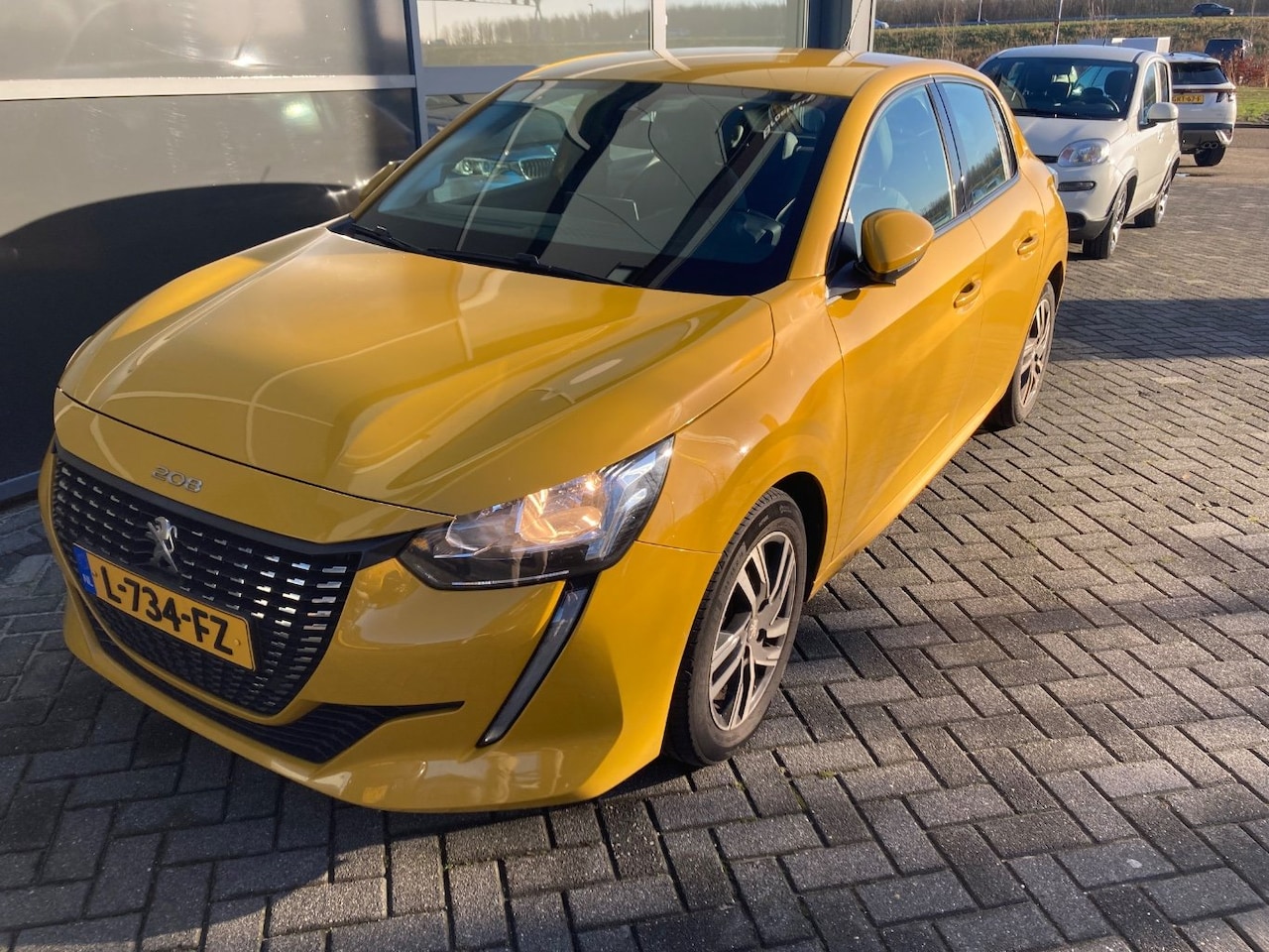 Peugeot 208 - 1.2 PureTech 100pk Allure | Stoelverwarming | Navigatie Carplay | Climate controle | Cruis - AutoWereld.nl