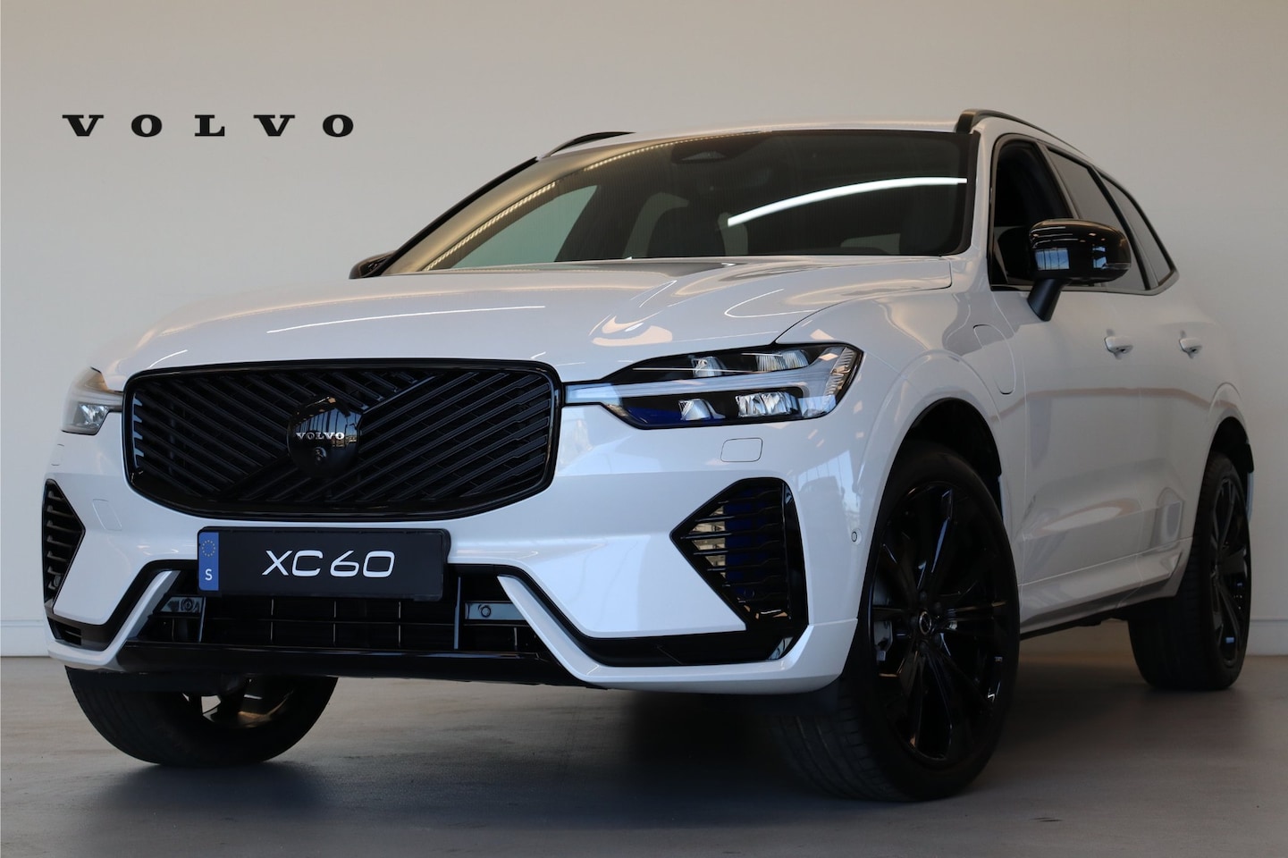 Volvo XC60 - T6 350PK Ultra Black Edition | Gelam Glas | Panoramadak | 360 | Adap cruise | Memory | HK - AutoWereld.nl