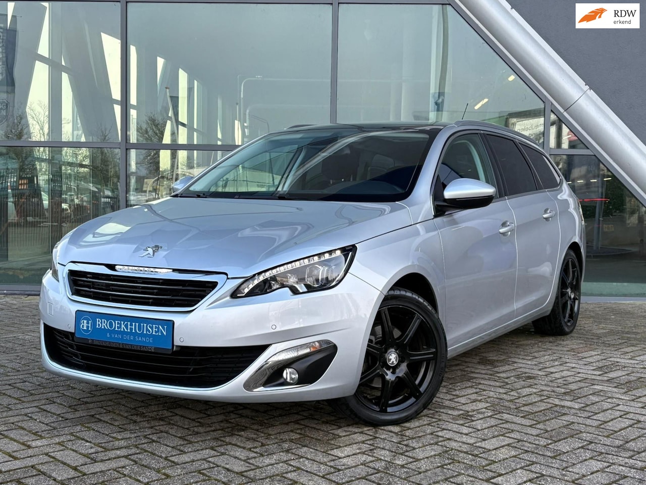 Peugeot 308 SW - 1.2 PureTech Blue Lease GT-line 131pk Panoramadak / Cruise Control / Navigatie - AutoWereld.nl