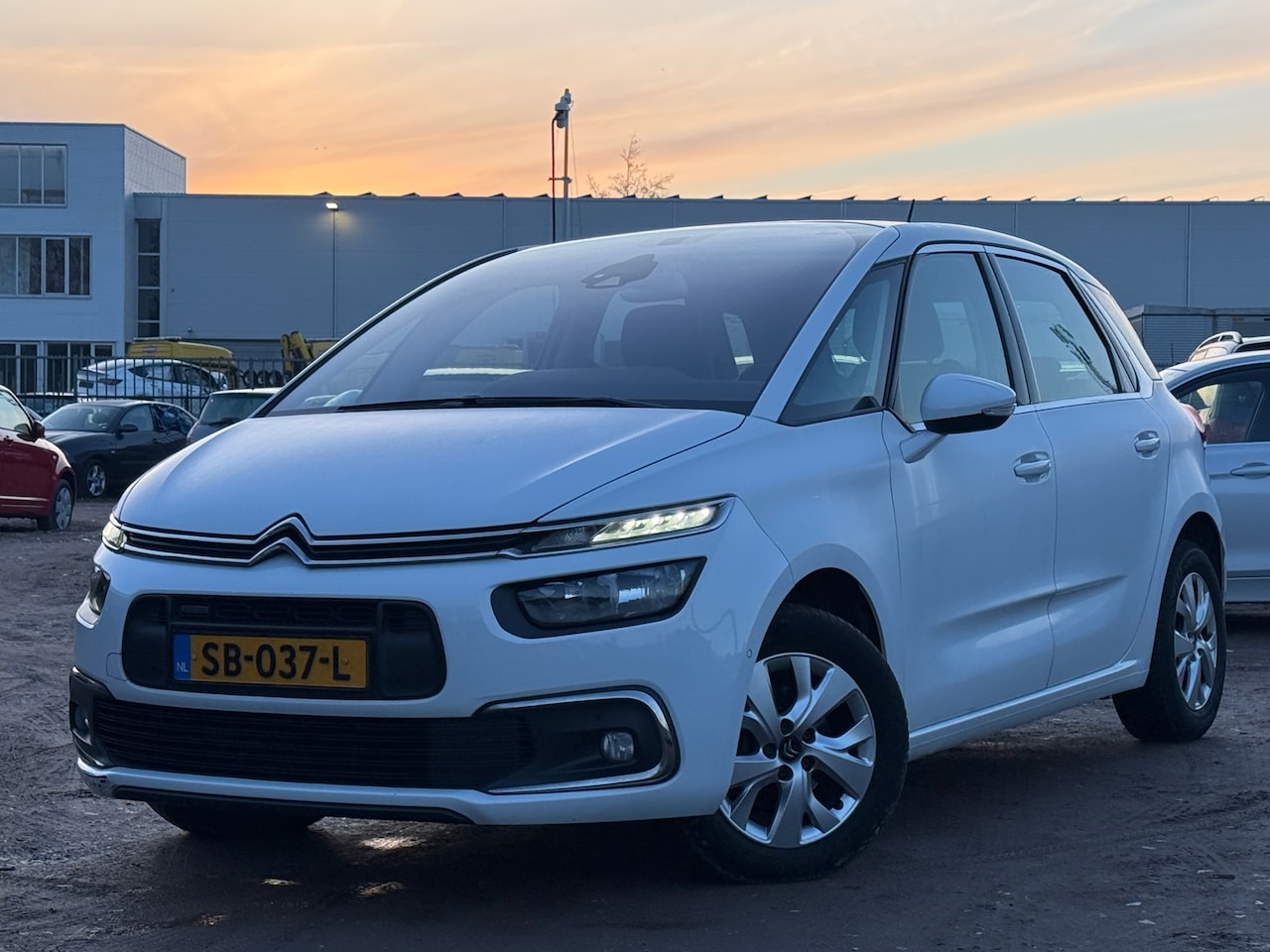 Citroën C4 Picasso - 1.2 PureTech Shin/ LED/ SCHERM - AutoWereld.nl