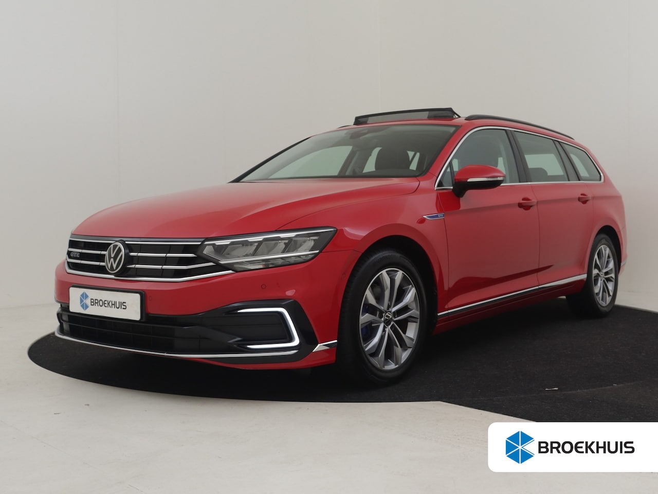 Volkswagen Passat - GTE Business | Panorama dak | Trekhaak | Park assist | Dodehoekdetectie | Navigatie | Adap - AutoWereld.nl