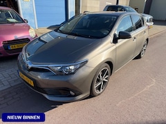 Toyota Auris - 1.8 Hybrid Edition S - juni 2017 Navigatie + Lane Assist Alle boekjes zijn aanwezig. Zeer