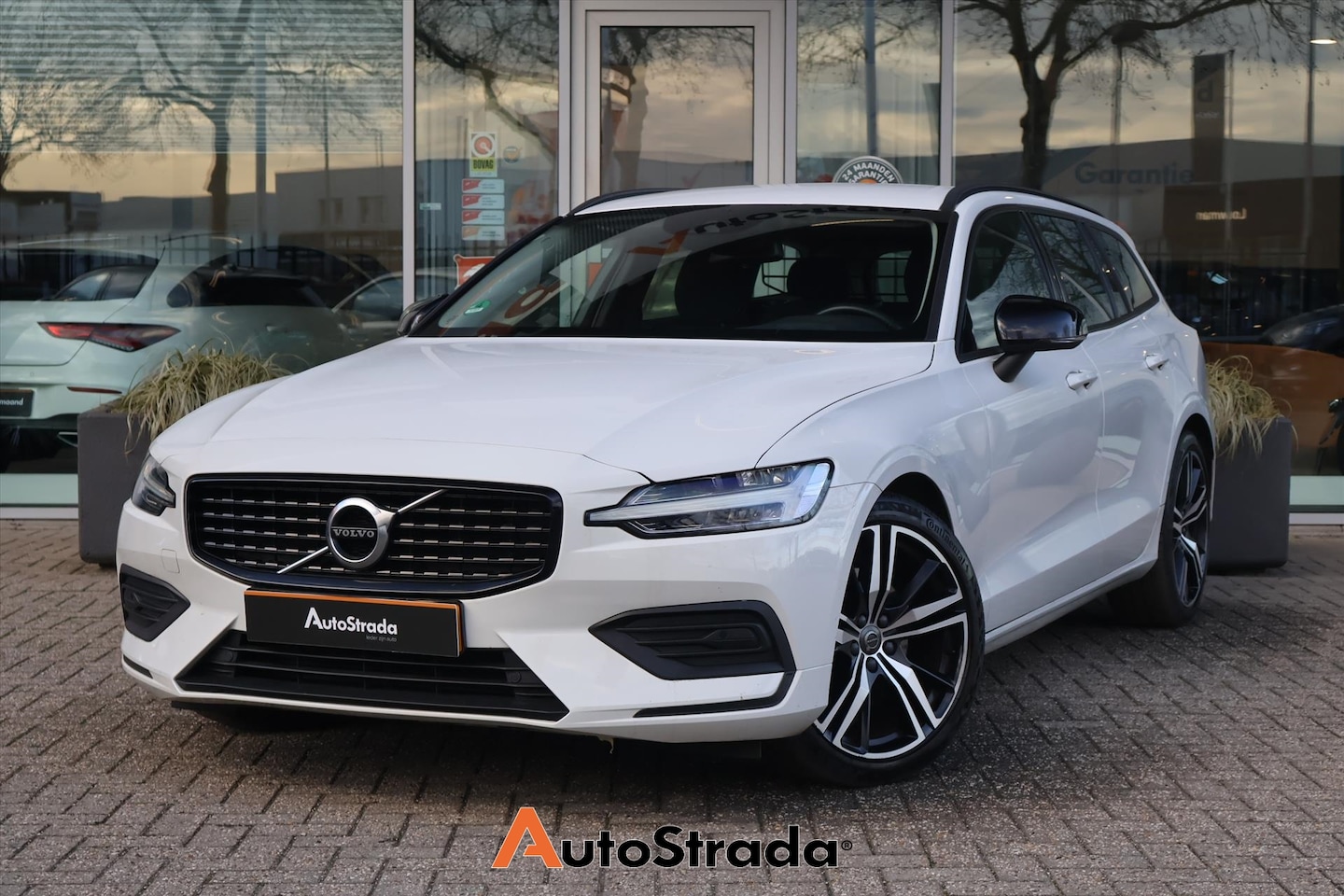 Volvo V60 - B3 Momentum Advantage 163pk | Camera | Cruise | Climate | Navigatie | Carplay | Virtual | - AutoWereld.nl