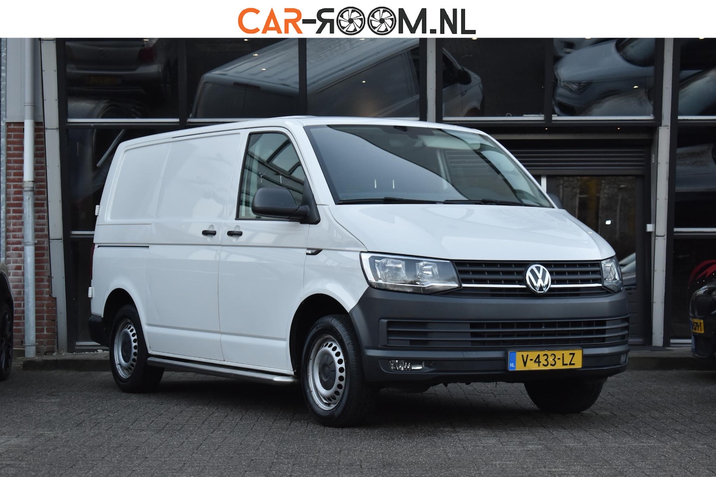 Volkswagen Transporter - 2.0 TDI L2H1 Highline Carplay Trekhaak Cruise Navi - AutoWereld.nl