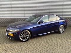 Alfa Romeo Giulia - 2.0T Super NL auto, Xenon,  Camera, PDC, navigatie, privacy glass, 18 inch breedset