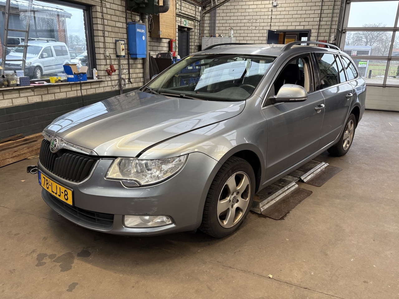 Skoda Superb Combi - 2.0 TDI Comfort Business Line ( Distributie riem is versprongen, motor loopt niet meer, ga - AutoWereld.nl