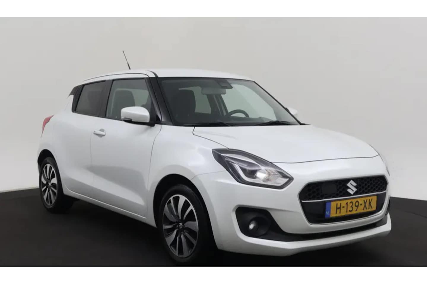 Suzuki Swift - 1.2 Stijl Smart Hybrid 1.2 Stijl Smart Hybrid, Meest luxe, Org NL, Led, Camera, Clima,Navi, 4 x nieuw all seasons - AutoWereld.nl