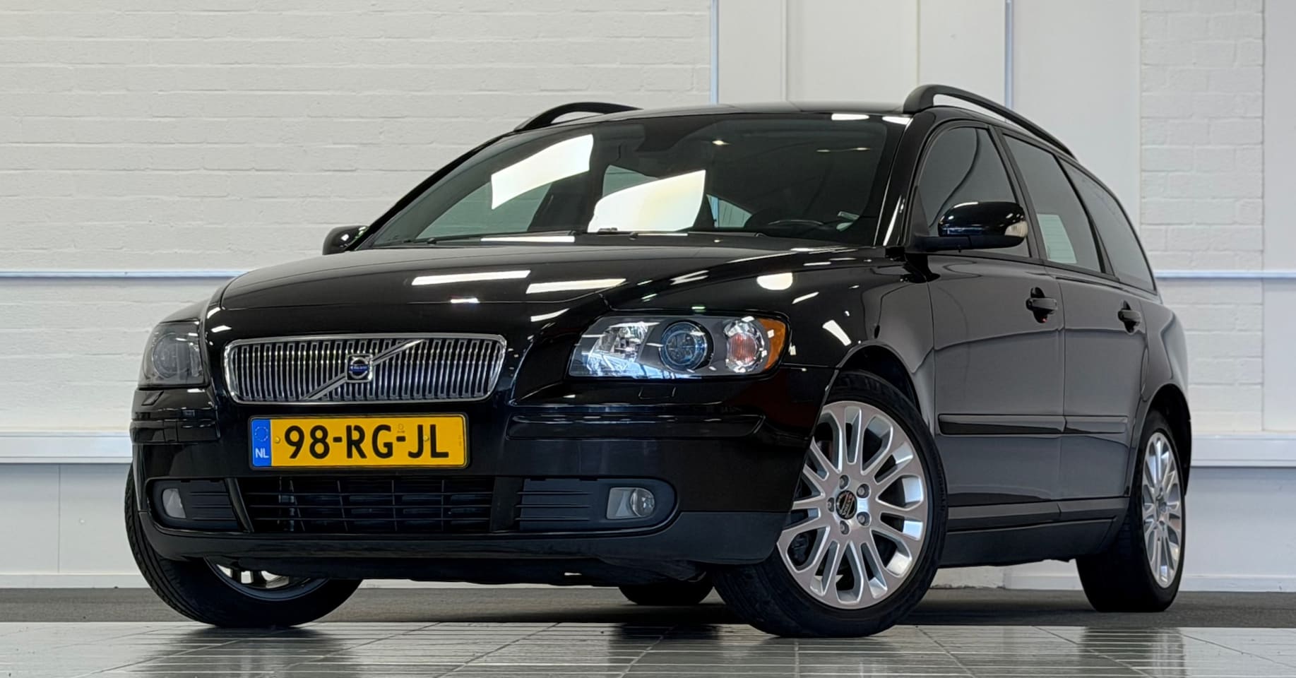 Volvo V50 - 2.4i Summum 100% onderhouden 2e Eigenaar Lerenbekleding Trekhaak Mooi! - AutoWereld.nl