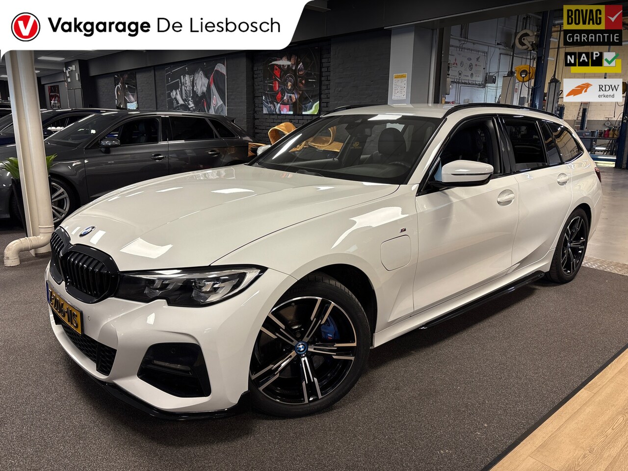 BMW 3-serie Touring - 330e High Executive / M-Pakket / M sport / shadow line / leder alcantara / navi - AutoWereld.nl
