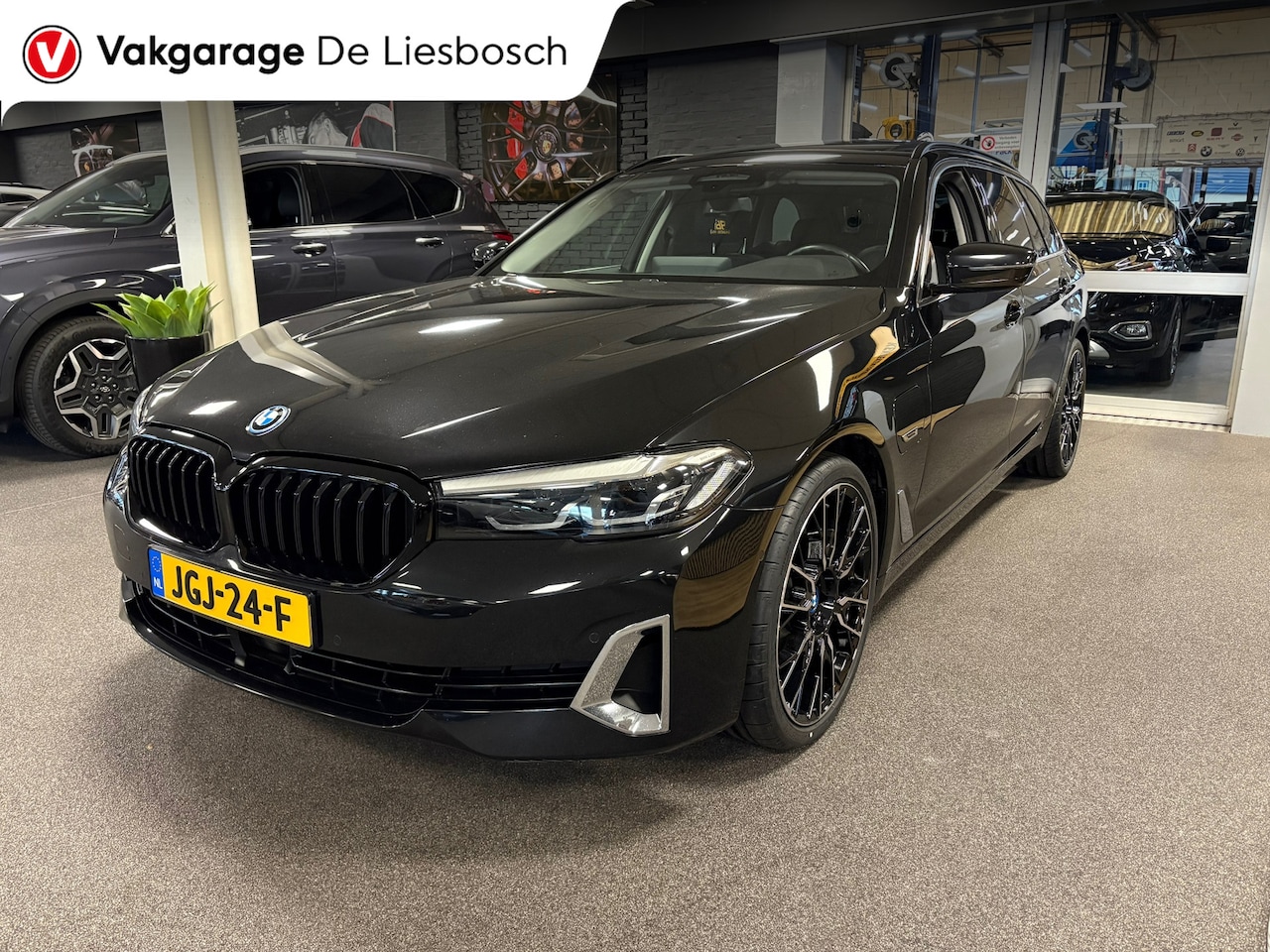 BMW 5-serie Touring - 530e xDrive High Executive / leer / pano / navi / trekhaak / Apple carplay - AutoWereld.nl